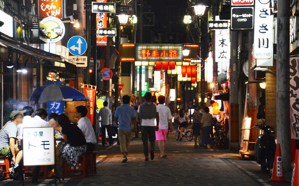 横浜一の歓楽街、飲み屋街である野毛の玄関に位置する